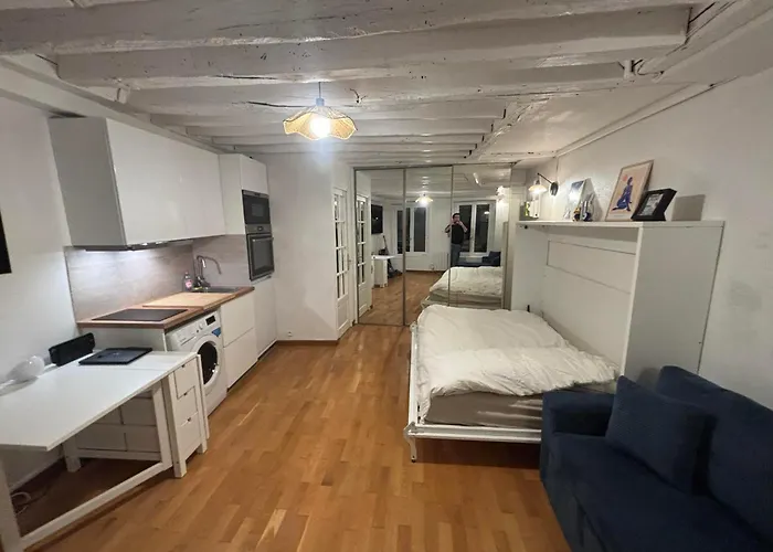 4 Person In 11eme * Paris